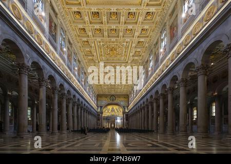 Nome, Italia. 06th Apr, 2023. Vista interna della Basilica di San Paolo fuori le Mura a Roma. È la seconda basilica più grande di Roma, è il luogo dove fu sepolto l'apostolo Paolo. La basilica rappresenta l'arte paleocristiana (Foto di Atilano Garcia/SOPA Images/Sipa USA) Credit: Sipa USA/Alamy Live News Foto Stock