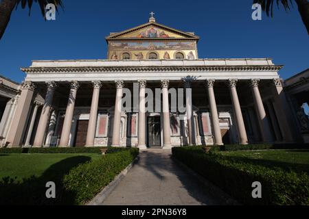 Nome, Italia. 06th Apr, 2023. Vista della Basilica di San Paolo fuori le Mura a Roma. È la seconda basilica più grande di Roma, è il luogo dove fu sepolto l'apostolo Paolo. La basilica rappresenta l'arte paleocristiana (Foto di Atilano Garcia/SOPA Images/Sipa USA) Credit: Sipa USA/Alamy Live News Foto Stock