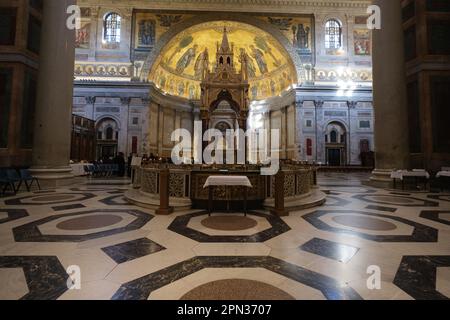 Nome, Italia. 06th Apr, 2023. Vista interna della Basilica di San Paolo fuori le Mura a Roma. È la seconda basilica più grande di Roma, è il luogo dove fu sepolto l'apostolo Paolo. La basilica rappresenta l'arte paleocristiana (Foto di Atilano Garcia/SOPA Images/Sipa USA) Credit: Sipa USA/Alamy Live News Foto Stock