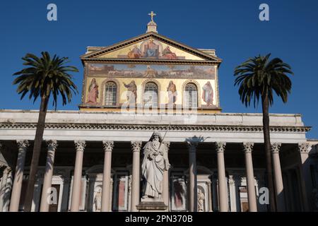 Nome, Italia. 06th Apr, 2023. Vista della Basilica di San Paolo fuori le Mura a Roma. È la seconda basilica più grande di Roma, è il luogo dove fu sepolto l'apostolo Paolo. La basilica rappresenta l'arte paleocristiana (Foto di Atilano Garcia/SOPA Images/Sipa USA) Credit: Sipa USA/Alamy Live News Foto Stock