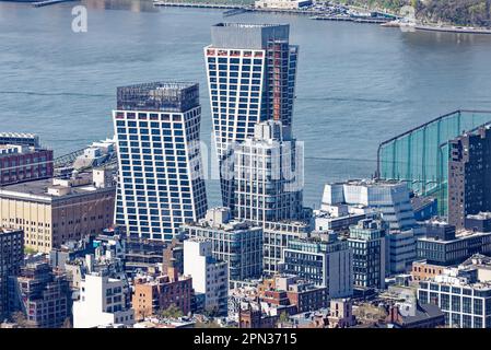 Le torri a traliccio bianche inclinate sono note come One Highline. L'edificio più alto ospita il Six Senses Hotel; l'equilibrio sono appartamenti condominiale. Foto Stock