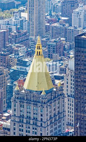 La corona dorata del gotico New York Life Building è un'icona di New York e un punto di riferimento nazionale, progettato dal famoso architetto Cass Gilbert. Foto Stock