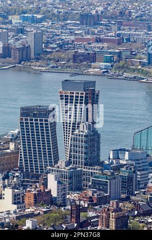 Le torri a traliccio bianche inclinate sono note come One Highline. L'edificio più alto ospita il Six Senses Hotel; l'equilibrio sono appartamenti condominiale. Foto Stock