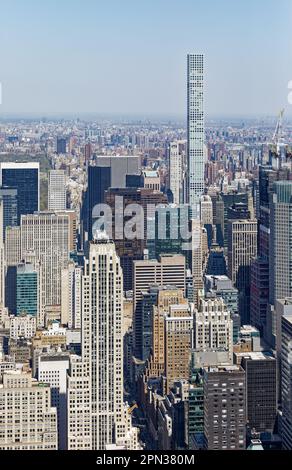 432 Park Avenue, una fila di miliardari di New York, ha due piani vuoti dopo ogni 12 piani per lasciare che il vento passi attraverso il suo reticolo di cemento. Foto Stock