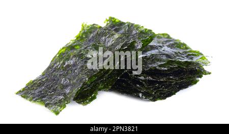 Nori croccanti alghe isolate su sfondo bianco. Nori di cibo giapponese. Foglie di alghe secche Foto Stock