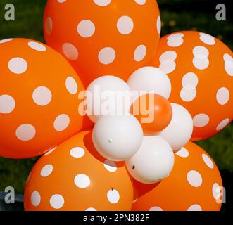 Sfondo della festa in mongolfiera. Palloncini colorati in arancione e bianco, colori. Bambini compleanno sfondo palloncino festa Foto Stock