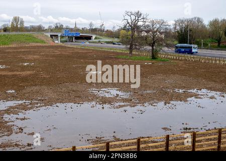 Slough, Berkshire, Regno Unito. 16th aprile 2023. I campi utilizzati in precedenza per i cavalli al pascolo che sono stati oggetto di un ordine di acquisto obbligatorio per il M4 Smart Motorway upgrade, sono ora lasciati acqua loggato dopo che il complesso di costruzione è stato sciolto. Credito: Maureen McLean/Alamy Foto Stock