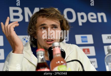 Monaco, Germania. 16th Apr, 2023. Il tennista Alexander Zverev partecipa a una conferenza stampa durante l'ATP Tour - Monaco. Credit: Peter Kneffel/dpa/Alamy Live News Foto Stock