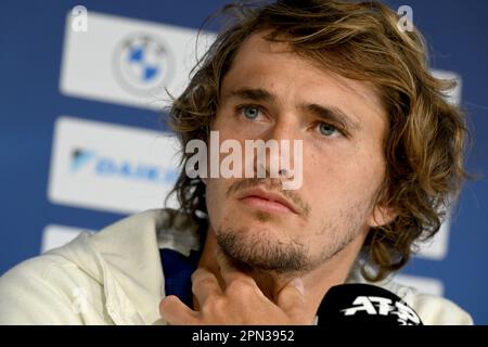 Monaco, Germania. 16th Apr, 2023. Il tennista Alexander Zverev partecipa a una conferenza stampa durante l'ATP Tour - Monaco. Credit: Peter Kneffel/dpa/Alamy Live News Foto Stock