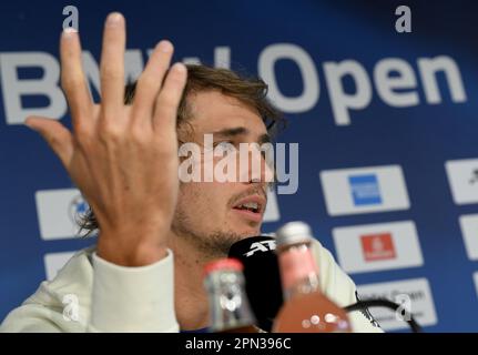 Monaco, Germania. 16th Apr, 2023. Il tennista Alexander Zverev partecipa a una conferenza stampa durante l'ATP Tour - Monaco. Credit: Peter Kneffel/dpa/Alamy Live News Foto Stock