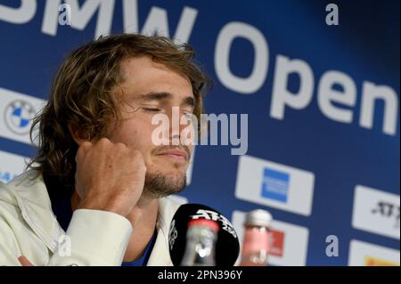 Monaco, Germania. 16th Apr, 2023. Il tennista Alexander Zverev partecipa a una conferenza stampa durante l'ATP Tour - Monaco. Credit: Peter Kneffel/dpa/Alamy Live News Foto Stock