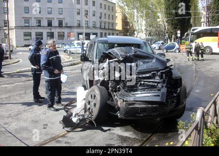 Roma, Italia. 16th Apr, 2023. Roma, Italia 16.04.2023: Incidente auto contro un tram per il giocatore laziale Ciro immobile insieme ad una delle sue figlie a Roma la domenica mattina, nessuno è rimasto ferito ma l'auto è stata completamente distrutta Credit: Independent Photo Agency/Alamy Live News Foto Stock