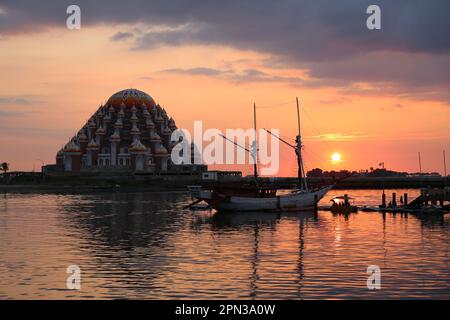 La Moschea delle 99 cupole, Sulawesi del Sud, Makassar, Indonesia al tramonto Foto Stock