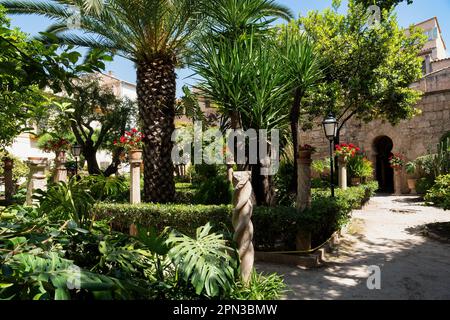 Patio giardino delle antiche Terme arabe a Palma di Maiorca, Spagna Foto Stock