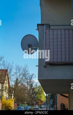 un blocco di appartamenti esterni con un'antenna parabolica Foto Stock