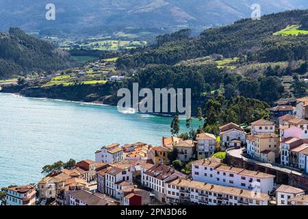 Veduta aerea del grazioso villaggio turistico di Lastres sulla costa settentrionale del Mar Cantabrico nelle Asturie, Spagna. Foto Stock
