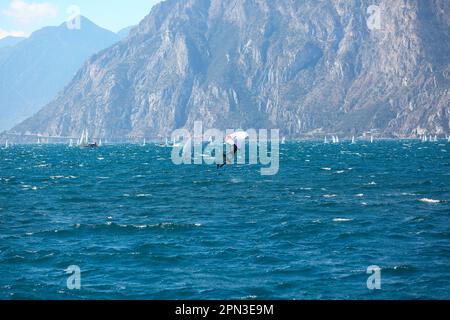 Surfisti sul lago Foto Stock