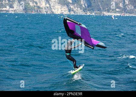 Surfisti sul lago Foto Stock