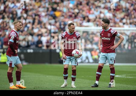 Londra, Regno Unito. 16th Apr, 2023. Il Coufal #5 di West Ham si prepara a dare un calcio di punizione al Regno Unito durante la partita della Premier League West Ham United vs Arsenal al London Stadium, Londra, Regno Unito, 16th aprile 2023 (Photo by Arron Gent/News Images) a Londra, Regno Unito il 4/16/2023. Vladimír (Foto di Arron Gent/News Images/Sipa USA) Credit: Sipa USA/Alamy Live News Foto Stock