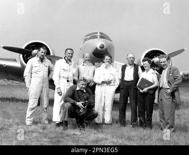 Seconda unità Direttore della fotografia GORDON DINES (2nd a sinistra) e equipaggio durante le riprese di sequenze di volo per L'UOMO IN CIELO 1957 regista CHARLES CRICHTON storia originale William Rose produttore Michael Balcon Ealing Studios / Metro Goldwyn Mayer (MGM) Foto Stock