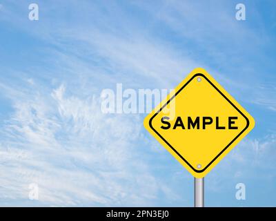 Cartello di trasporto giallo con campione di parola su sfondo cielo di colore blu Foto Stock