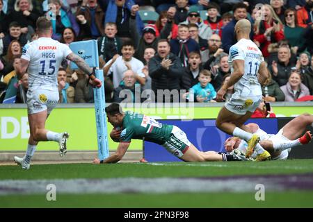 Dan Kelly, il Tigers di Leicester, segna la prima prova durante la partita della Gallagher Premiership al Mattioli Woods Welford Road Stadium di Leicester. Data immagine: Domenica 16 aprile 2023. Foto Stock