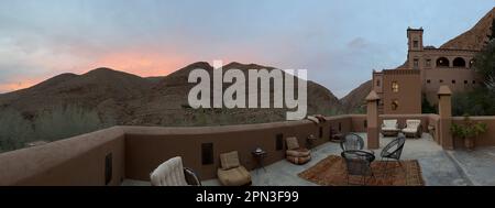 Marocco: Tramonto rosa, vista fiabesca sulle montagne dell'alto Atlante dai giardini terrazzati di Auberge Chez Pierre, hotel appena sotto la gola di Dades Foto Stock