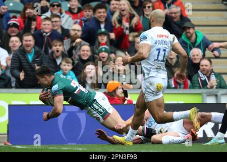 Dan Kelly, il Tigers di Leicester, segna la prima prova durante la partita della Gallagher Premiership al Mattioli Woods Welford Road Stadium di Leicester. Data immagine: Domenica 16 aprile 2023. Foto Stock