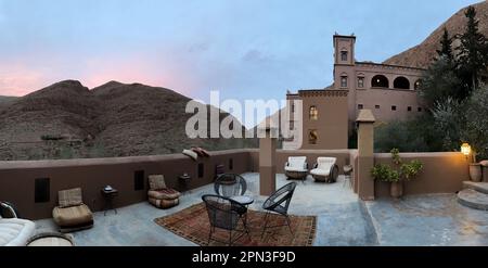 Marocco: Tramonto rosa, vista fiabesca sulle montagne dell'alto Atlante dai giardini terrazzati di Auberge Chez Pierre, hotel appena sotto la gola di Dades Foto Stock