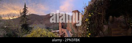 Marocco: Tramonto rosa, vista fiabesca sulle montagne dell'alto Atlante dai giardini terrazzati di Auberge Chez Pierre, hotel appena sotto la gola di Dades Foto Stock