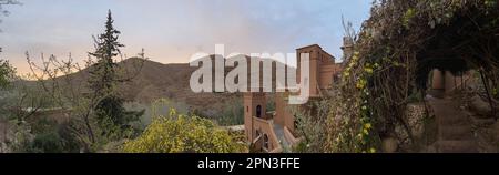 Marocco: Tramonto rosa, vista fiabesca sulle montagne dell'alto Atlante dai giardini terrazzati di Auberge Chez Pierre, hotel appena sotto la gola di Dades Foto Stock