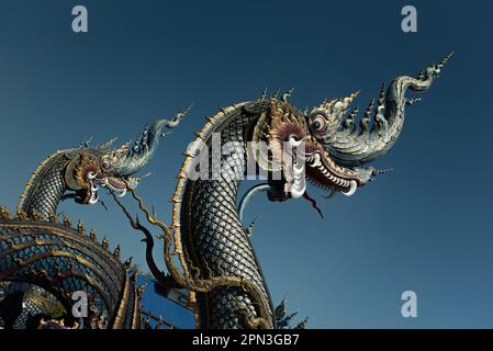 Le statue Naka (Drago folcloristico Tailandese) al Tempio Ten Blue di Wat Rong Suea a Chiang Rai, Thailandia Foto Stock