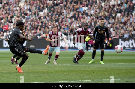 Londra, Regno Unito. 16th Apr, 2023. Bukayo Saka dell'Arsenale perde una pena. Incontro della Premier League, West Ham Utd contro Arsenal al London Stadium, Queen Elizabeth Olympic Park a Londra domenica 16th aprile 2023 . Questa immagine può essere utilizzata solo per scopi editoriali. Editoriale solo foto di Sandra Mailer/Andrew Orchard sports photography/Alamy Live news Credit: Andrew Orchard sports photography/Alamy Live News Foto Stock