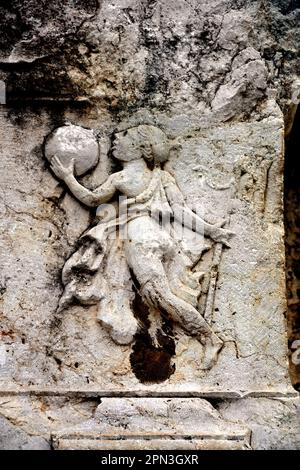 Menade romana antica danzante con uno strumento a tamburello tympanum, blocco architettonico del Teatro Nord a Jerash, Governatorato di Jerash, Giordania, Siria. Foto Stock