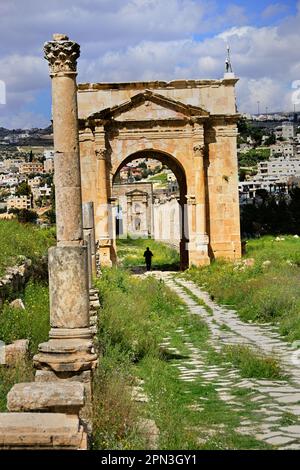 Cardo Maximus Columnade rovine romane, Jerash, Giordania, antica città, vanta una catena ininterrotta di occupazione umana risalente a 6.500 anni fa, Foto Stock