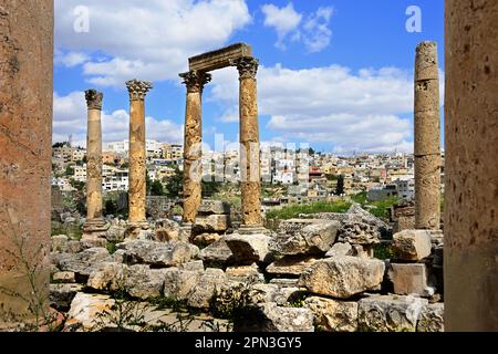 Cardo Maximus Columnade rovine romane, Jerash, Giordania, antica città, vanta una catena ininterrotta di occupazione umana risalente a 6.500 anni fa, Foto Stock