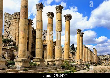 Cardo Maximus Columnade rovine romane, Jerash, Giordania, antica città, vanta una catena ininterrotta di occupazione umana risalente a 6.500 anni fa, Foto Stock