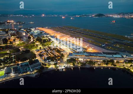 Vista aerea dell'aeroporto Santos Dumont di Rio de Janeiro di notte Foto Stock