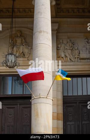 Alta Sala commemorativa Lusaziana a Zgorzelec, Polonia. Le bandiere polacche e ucraine appendono al pilastro d'ingresso Foto Stock