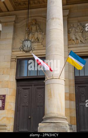 Alta Sala commemorativa Lusaziana a Zgorzelec, Polonia. Le bandiere polacche e ucraine appendono al pilastro d'ingresso Foto Stock