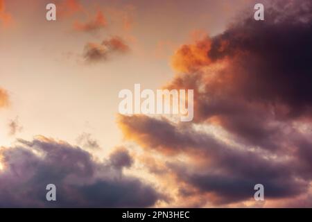 cielo serale in arancione. enormi nuvole soffici. sfondo naturale e suggestivo Foto Stock