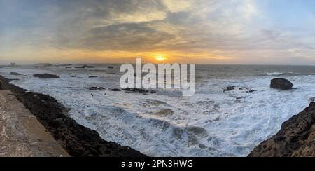 Marocco: Tramonto panoramico a Essaouira (ex Mogador) dal bastione delle mura della città e dalla cittadella dal porto di Scala di fronte all'Oceano Atlantico Foto Stock