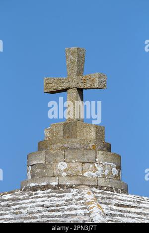 Una croce di pietra sul tetto della Cappella di Sant'Aldhelm Foto Stock