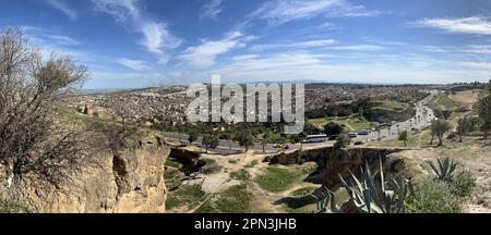 FES, Marocco: Splendido skyline panoramico della città con medina e Ville Nouvelle circondate da colline viste dalla fortificazione Borj Nord (Burj al-Shamal) Foto Stock