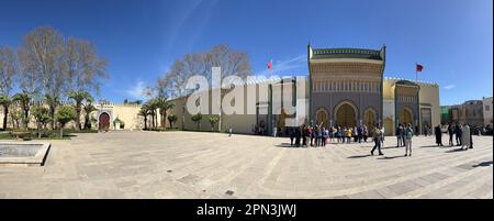 FES, Marocco: Vista delle porte principali del Palazzo reale (Dar al-Makhzen), il palazzo del re del Marocco costruito nel 1276, a Place des Alaouites Foto Stock