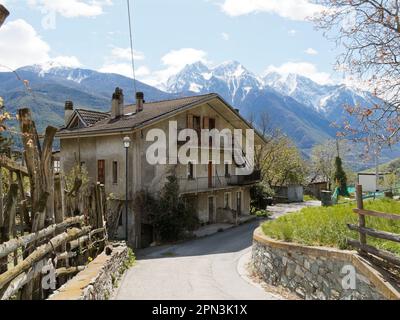 Casa tradizionale nel villaggio di Les grange vicino a Nus in Valle d'Aosta, Italia. Montagne innevate dietro. Foto Stock