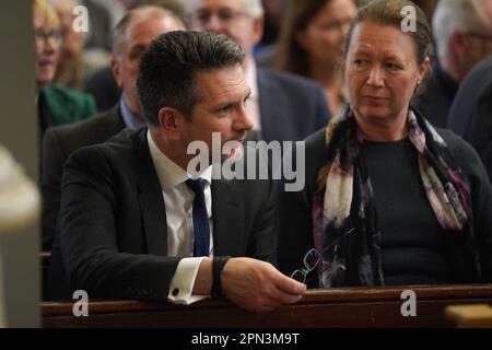 Steve Baker, ministro britannico dell'Irlanda del Nord con politici, clero e leader di comunità, partecipa a un servizio per celebrare il 25th° anniversario dell'accordo del Venerdì Santo al monastero di Clonard a Belfast. Data immagine: Domenica 16 aprile 2023. Foto Stock