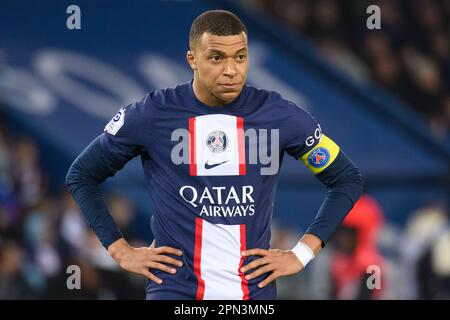 Julien Mattia / le Pictorium - PSG-LENS al Parc des Princes, 15 aprile 2023 - 16/4/2023 - Francia / Ile-de-France (regione) / Parigi - Kylian Mbappe, capitano PSG durante la partita Uber Eats Ligue 1 tra PSG e RC LENS al Par des Princes, 15 aprile 2023 Foto Stock