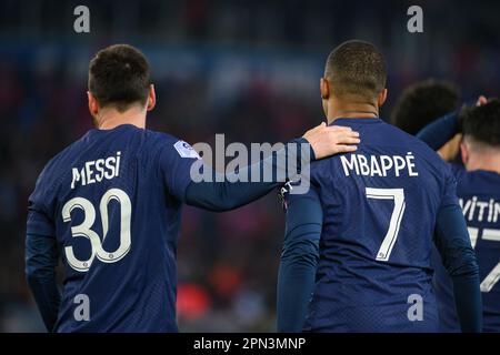 Julien Mattia / le Pictorium - PSG-LENS al Parc des Princes, 15 aprile 2023 - 16/4/2023 - Francia / Ile-de-France (regione) / Parigi - Lionel messi e Kylian Mbappe celebrano il gol durante la partita Uber Eats Ligue 1 tra PSG e RC LENS al Par des Princes, 15 aprile 2023 Foto Stock