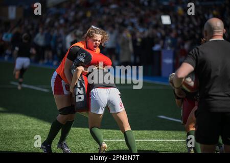 Cardiff, Galles. 15th aprile 2023. Scaldatevi prima della partita di rugby delle sei Nazioni di TikTok Women’s Six Nations, Galles contro Inghilterra al Cardiff Park Arms Stadium di Cardiff, Galles. Credit: Sam Hardwick/Alamy Live News. Foto Stock